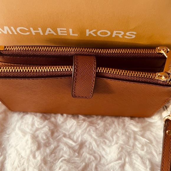 Michael Kors Double Zipper pockets ID CC and money pockets NWT leather and Logo - Picture 3 of 11